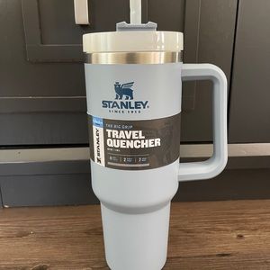 IN HAND NEW STANLEY ADVENTURE QUENCHER TRAVEL TUMBLER - 40 OZ CHAMBRAY